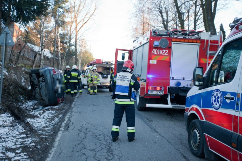 Wypadek w Gierczycach-Czyżyczce, samochód osobowy wylądował na boku, jedna osoba jest ranna [ZDJĘCIA]