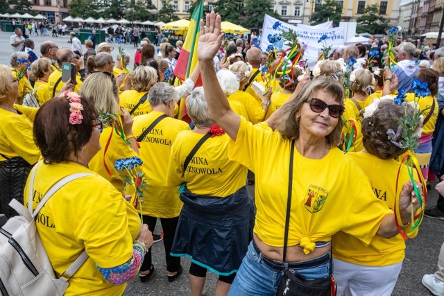 Czternasta emerytura zostanie wypłacona dla około 9,1 mln emerytów i rencistów. W pełnej wysokości będzie przysługiwać około 7,9 mln świadczeniobiorców.Jaką dodatkową wypłatę otrzymają pozostali? Zobacz wyliczenia czternastych emerytur na kolejnych slajdach naszej galerii.