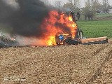 Pożar ciągnika w Kuleszkach-Nienałtach. Do pożaru doszło podczas prac na polu. 28.10.2021