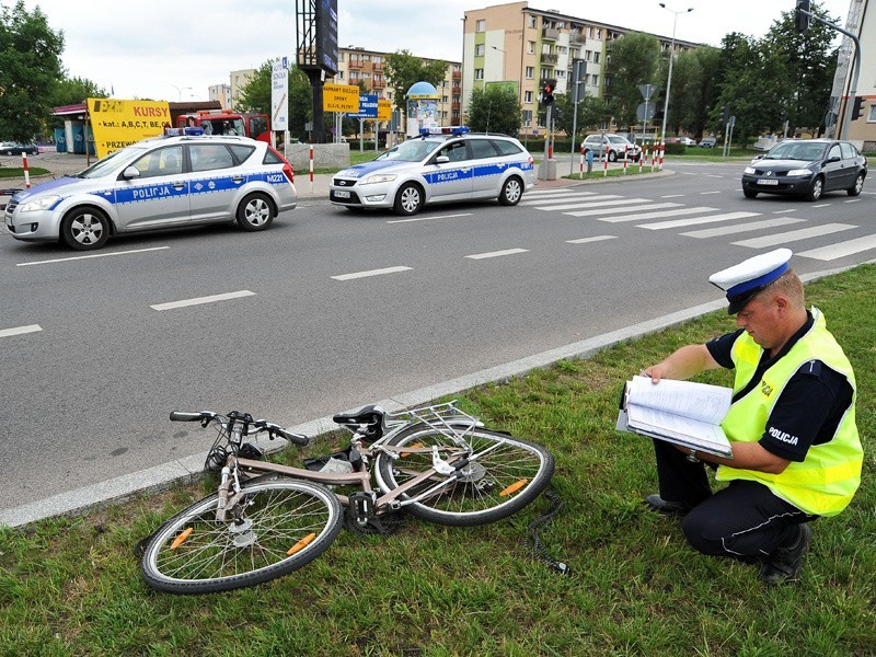 Aleja Jana Pawła II: Wypadek na przejściu. Rowerzysta potrącony przez renault (zdjęcia)