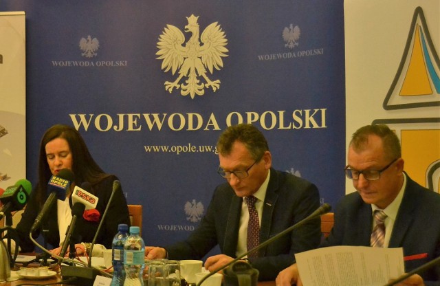 O reformie edukacji mówiono podczas dzisiejszej konferencji prasowej w urzędzie wojewódzkim. Na zdjęciu (od lewej): Violetta Porowska - wicewojewoda opolski, Michał Siek - opolski kurator oświaty i Artur Zapała - wicekurator światy.