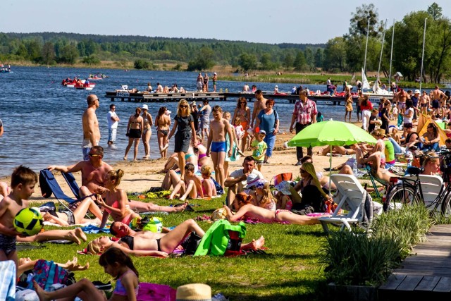 3 maja upływa w Białymstoku upalnie i słonecznie. Tłumy białostoczan odpoczywa na plaży miejskiej w Dojlidach. Wielu z nich szuka wytchnienia od upału zanurzając się w wodzie.Zobaczcie kolejne zdjęcia posługując się klawiszami strzałek na klawiaturze, myszką lub gestami.