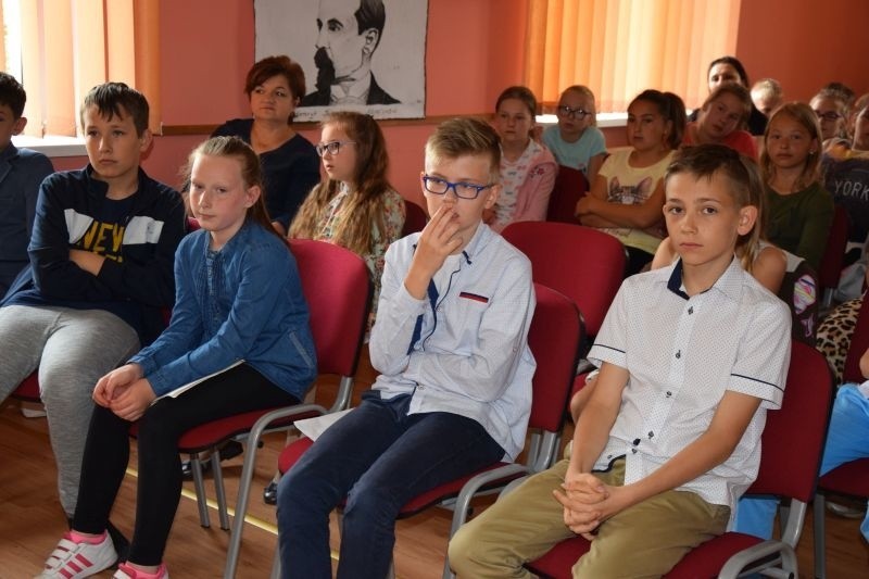 W tłuchowskiej bibliotece zaprezentowali się Mistrzowie Słowa, recytowali miłośnicy poezji