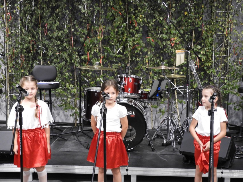 Koncert "Śpiewajmy żołnierzom" w Ostrowi Mazowieckiej. Ostrowianie śpiewali z zespołem "Mixtoura" 30.08.2023