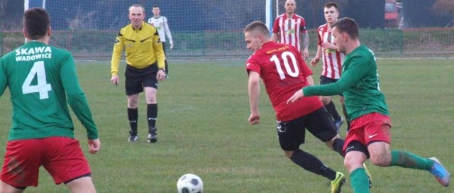 Beskid Andrychów (pasiaste stroje) cztery dni przed ligową kolejką zagrał jeszcze finał Pucharu Polski w wadowickim podokręgu.