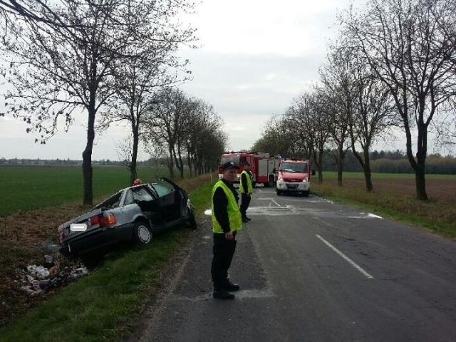 Koło Krzepielowa auto uderzyło w drzewo, zginęła jedna osoba.