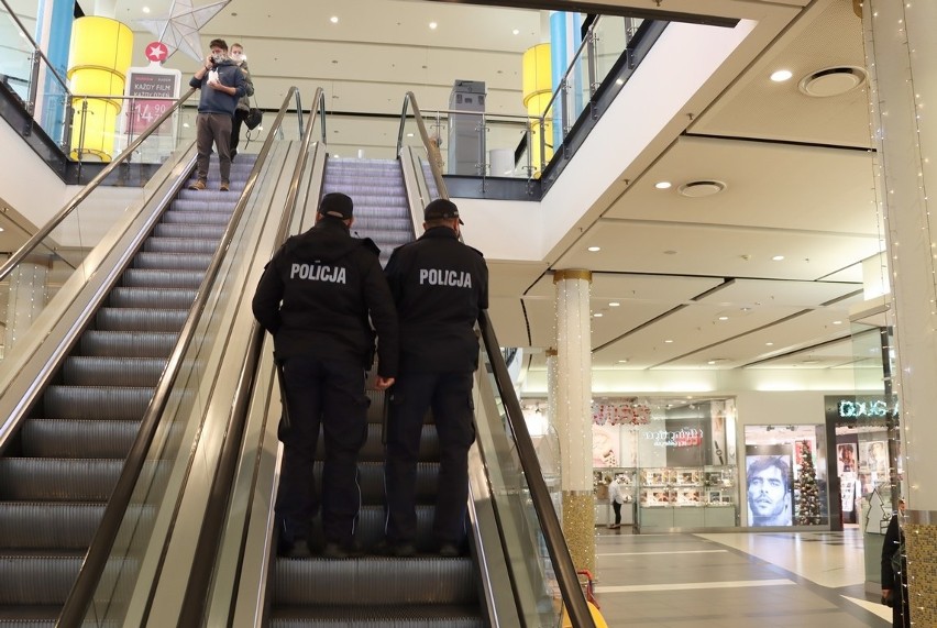 Ostrołęka. Policjanci kontrolują galerie handlowe. Sprawdzają sklepy wielkopowierzchniowe pod kątem przestrzegania przepisów sanitarnych 