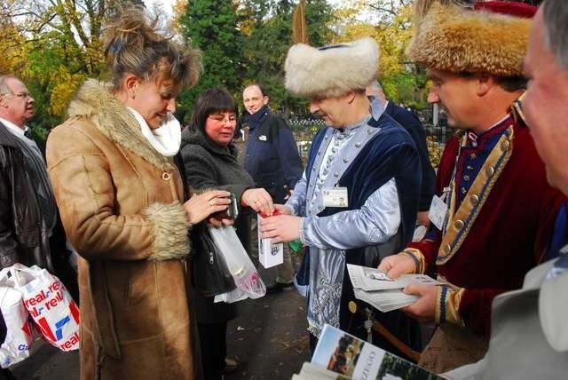 Część pieniędzy z organizowanych co roku kwest cmentarnych zostanie przeznaczona na utrzymanie uratowanych do tej pory pomników