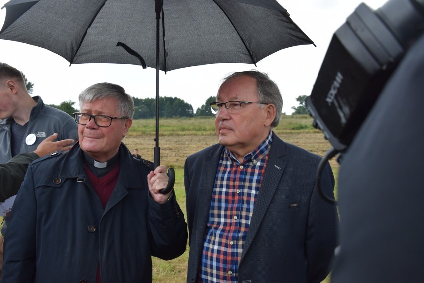 Happening w Usnarzu Górnym. Dziennikarz Wyborczej, Babcia Lodzia i Bartosz Kramek z hasłami bijącymi w polskich żołnierzy [ZDJĘCIA]