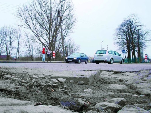 Jedną z największych dziur na Sikorskiego znaleźliśmy przy skrzyżowaniu z Łukasiewicza. Jest naprawdę niebezpieczna.