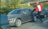 Agresja na drodze w Katowicach. Napastnik w szale okładał pięściami i kopał auto. Nagranie z dewastacji podbija internet
