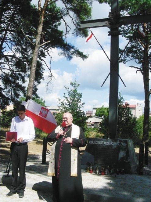 Ks. Józef Poskrobko opowiedział historię krzyża, który stoi w Międzytorach