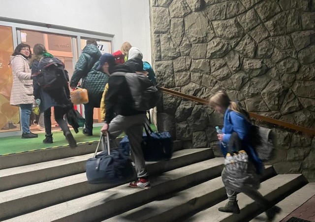 90 dzieci ewakuowanych z ukraińskiego domu dziecka znalazło schronienie w Ustroniu. We wtorek, 1 marca, w nocy autokary z dziećmi dotarły do uzdrowiska.