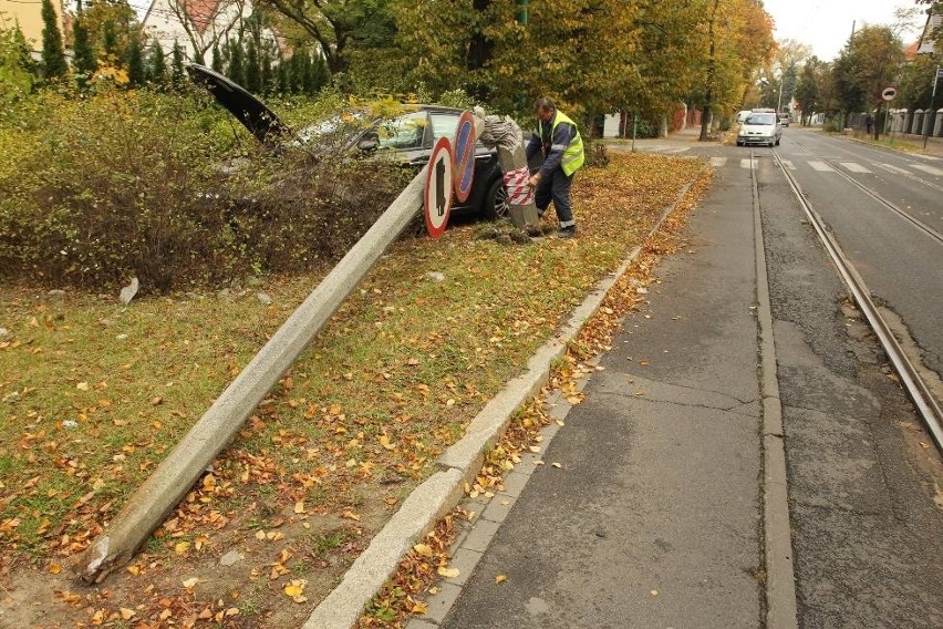 Sołacz: Samochód uderzył w słup. Ruch tramwajowy wstrzymany...