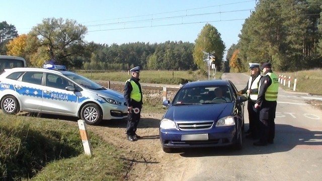 W czasie trwania czwartkowej akcji realizowanej pod hasłem „Bezpieczny przejazd”, podlascy policjanci ruchu drogowego wspólnie z przedstawicielami Zakładu Linii Kolejowych w Białymstoku oraz Straży Ochrony Kolei, promowali bezpieczne zachowania na przejazdach kolejowych.