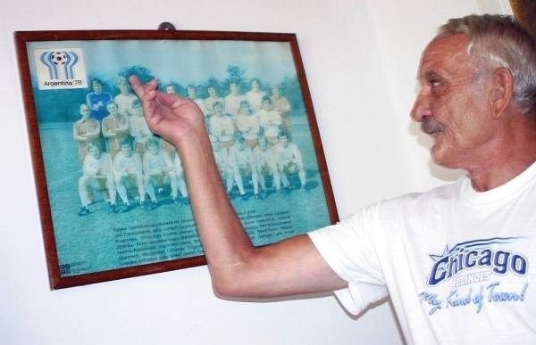 Zdjęcie reprezentacji Polski, która zagrała w 1978 roku w Argentynie, zdobi ścianę jego pokoju.