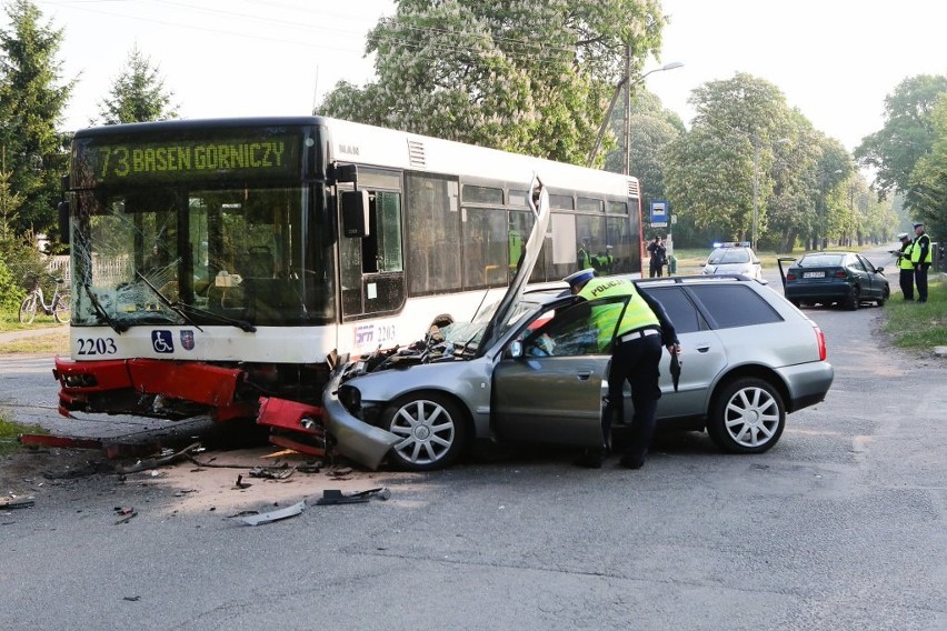 Wypadek autobusu i dwóch aut w Wielgowie. 10 osób jest rannych