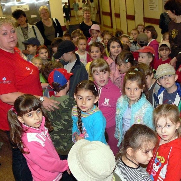 Przedszkolaki z &#8222;jedynki&#8221; przyniosły kilkadziesiąt pluszaków.