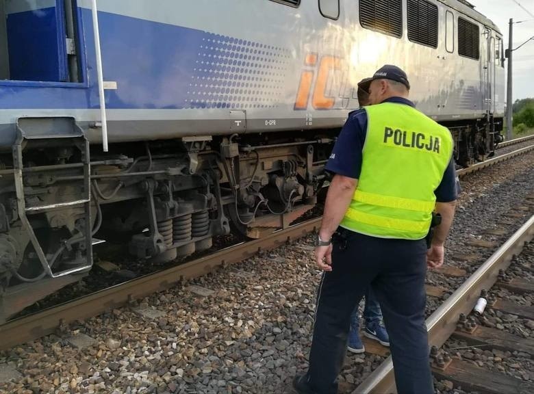 Czyżew: Tragiczny wypadek na przejeździe kolejowym na trasie Białystok - Warszawa. Prokuratura potwierdziła tożsamość ofiar (zdjęcia) 15.09