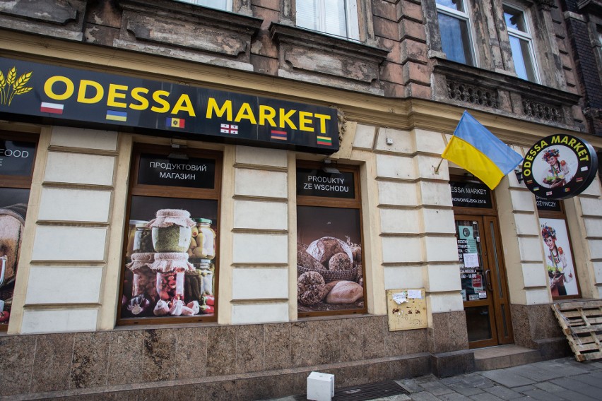 Niewielki sklep sieci Odessa, we Wrocławiu mieści się przy...