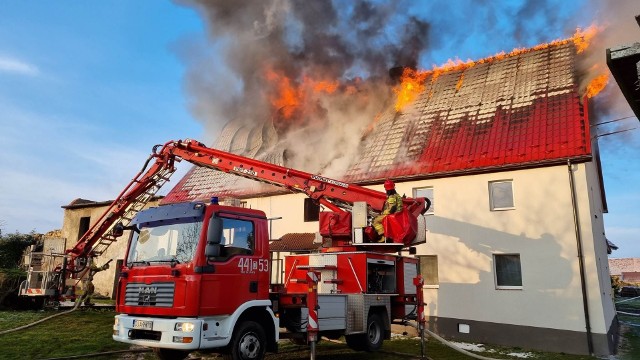 W chwili dojazdu strażaków na miejsce ogień obejmował dach budynku.