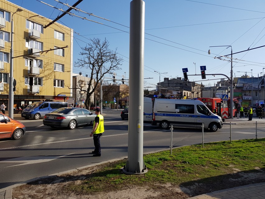 Wypadek na ul. Narutowicza. Autobus uderzył w słup trakcji elektrycznej. Są poszkodowani wśród pasażerów (ZDJĘCIA)