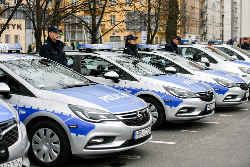 28 nowych samochodów policyjnych trafiło do policjantów z...