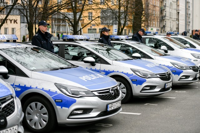 28 nowych samochodów policyjnych trafiło do policjantów z Poznania i powiatu. W piątek, 29 marca, przekazano je na parkingu policyjnym Komendy Miejskiej Policji w Poznaniu.