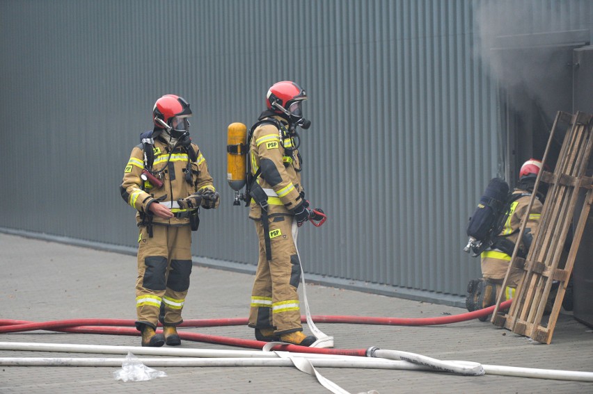Pożar hali w Hurku pod Przemyślem. Ogień gaszą strażacy z PSP i OSP [ZDJĘCIA]