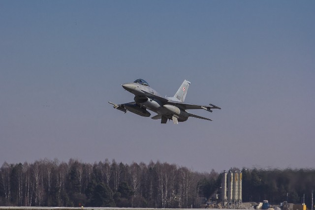 F16 nad Katowice Airport