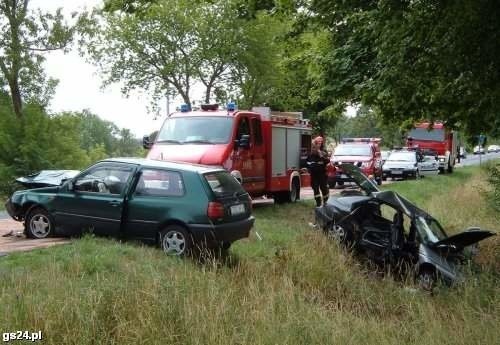 Uderzony w bok alfa romeo wpadł do rowu. Kierująca nim kobieta zginęła na miejscu. Jej dziecko i pasażerka Volkswagena walczą o życie w szpitalu.