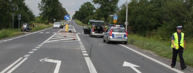 Motocykl uderzył w wysepkę przejścia dla pieszych przez krajową trasę numer 7 w miejscowości Krogulcza w gminie Orońsko.