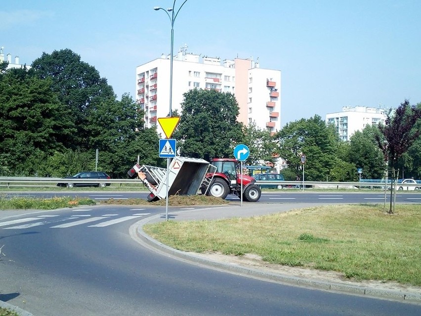 Kraków. Na ulicy Konopnickiej wywróciła się przyczepa od traktora