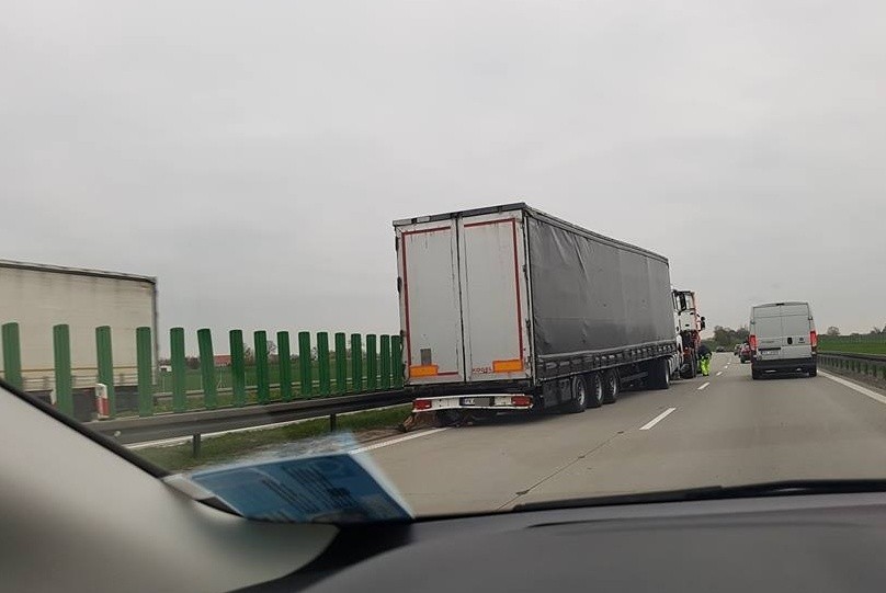 Wypadek na A4 pod Wrocławiem. Tir wbił się w bariery (ZDJĘCIA)