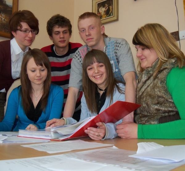 Grupą uczniów opiekuje się germanistka Aneta Krupa (z lewej).