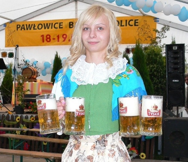 - Takie kufle napełnioen piwem trochę ważą! - mówi Justyna Godyla.