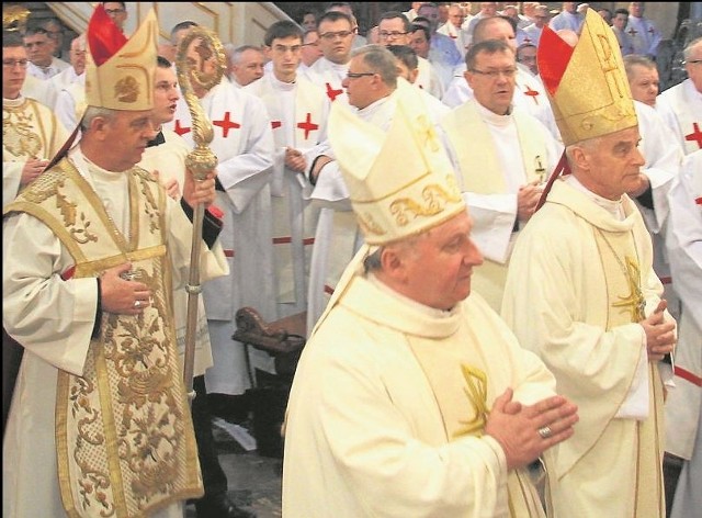 W Wielki Czwartek rano w bazylice katedralnej w Kielcach biskupi przewodniczyli Mszy Krzyżma. Wieczorem odprawiona została Msza Wieczerzy Pańskiej