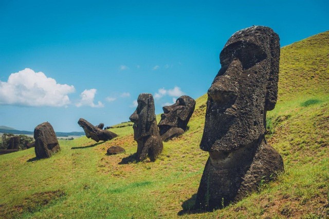 Ogień spowodował pękanie skały, z której wykonane są posągi Moai. Zdjęcie ilustracyjne
