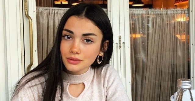 Özge Yağız zrobiła fanom niespodziankę i pokazała fotografię z dzieciństwa. Tak wyglądała, gdy była mała. fot. Instagram.com/@ozgeyagizz