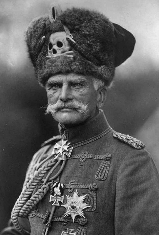 Feldmarszałek August von Mackensen w tradycyjnym uniformie 1. Przybocznego Pułku Huzarów, używanym przed I wojną światową.