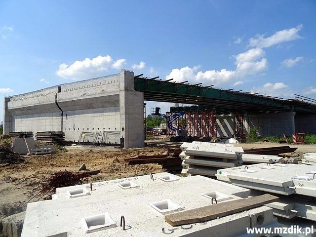 Budowa alei Wojska Polskiego w Radomiu. Konstrukcję nowych wiaduktów stanowią między innymi stalowe belki, które będą postawą płyty głównej z jezdniami.