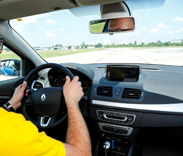 Prawidłowe ułożenie rąk na kierownicy ma zasadniczy wpływ na bezpieczeństwo jazdy, ponieważ właśnie dzięki niej kierowca ma kontrolę nad układem kierowniczym i zawieszeniem. Tylko prawidłowe trzymanie koła kierownicy umożliwia bezpieczne wykonywanie manewrów / Fot. Renault