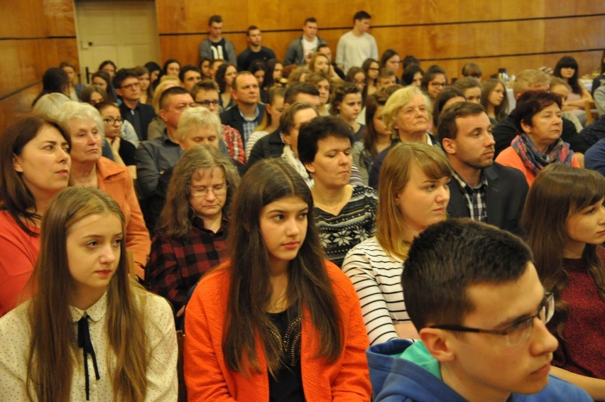 Ks. Adam Boniecki na spotkaniu w Zespole Szkół w Oleśnie.