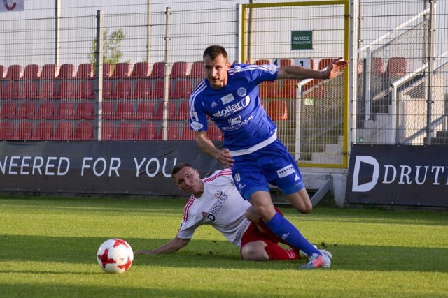 Mateuszowi Radeckiemu z Wigier Suwałki dobrą laurkę wystawia jego były trener Dominik Nowak. Bliżej Wrocławia wydaje się jednak w tej chwili jego kolega z drużyny Damian Gąska