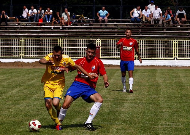 Piłkarze Stali Szczecin (żółte stroje) i Arkonii Szczecin (czerwone koszulki) w różnych nastrojach wracały z sobotnich wyjazdów do Dygowa i Stragardu.
