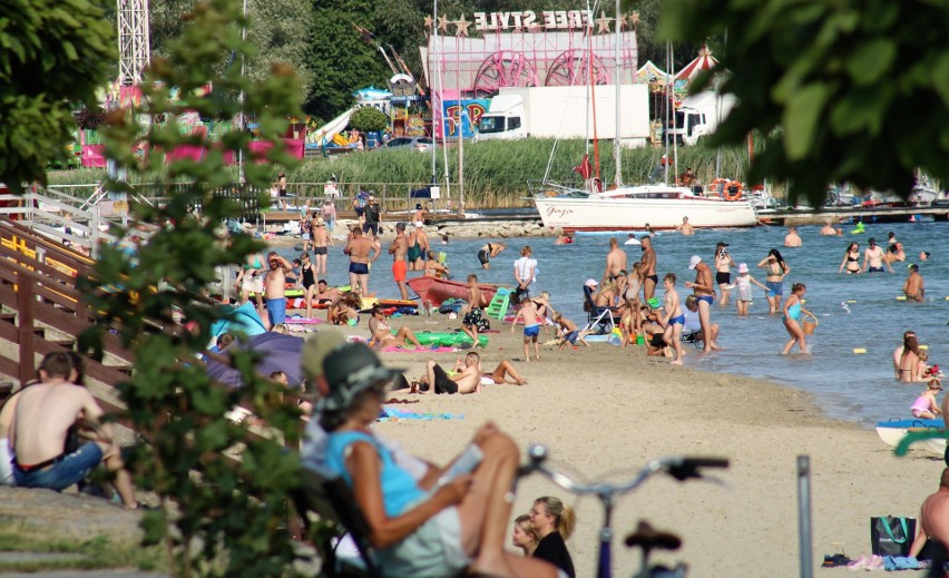 Jezioro Tarnobrzeskie w gorącą sobotę przyciąga spragnionych relaksu na plaży i w wodzie. Tak wypoczywacie w Dni Tarnobrzega! Zdjęcia