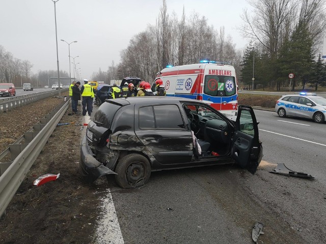 Trzy samochody osobowe i jeden ciężarowy zderzyły się w piątek rano na trasie DK86 w Katowicach
