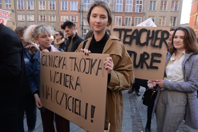 Trójmiasto solidarnie ze strajkiem nauczycieli – akcja uczniów pod gdańskim Dworem Artusa. Hasłem tego spotkania było: Solidarność naszą bronią.   