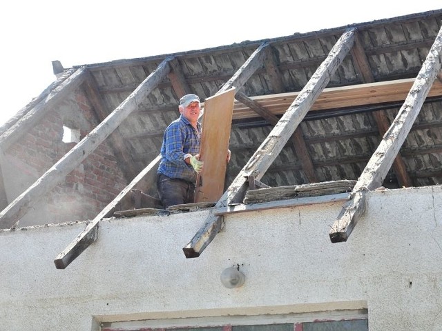 Na tarnobrzeskim osiedlu Wielowieś rok po powodzi wciąż trwają prace budowlane.