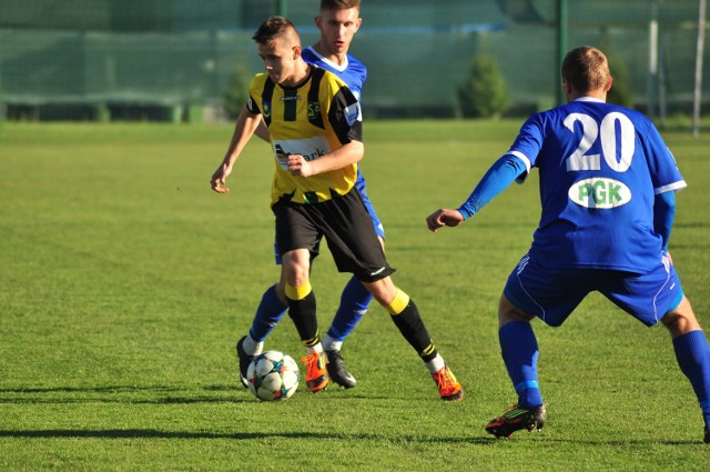 Tomasz Przewoźnik (z piłką) z Siarki Tarnobrzeg dostał powołanie do kadry narodowej U-19.